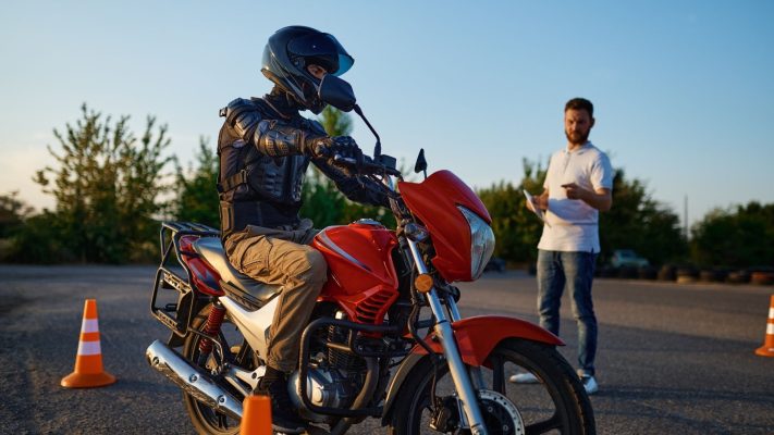 B Ehliyeti Motor Kullanabilir mi 2024? Kapsamlı Rehber 2024 yılında B sınıfı ehliyet sahipleri için heyecan verici bir gelişme yaşandı. Peki, B ehliyet ile hangi motorları kullanabileceğiz? İşte bu sorunun yanıtı ve merak edilen diğer tüm detaylar... B S